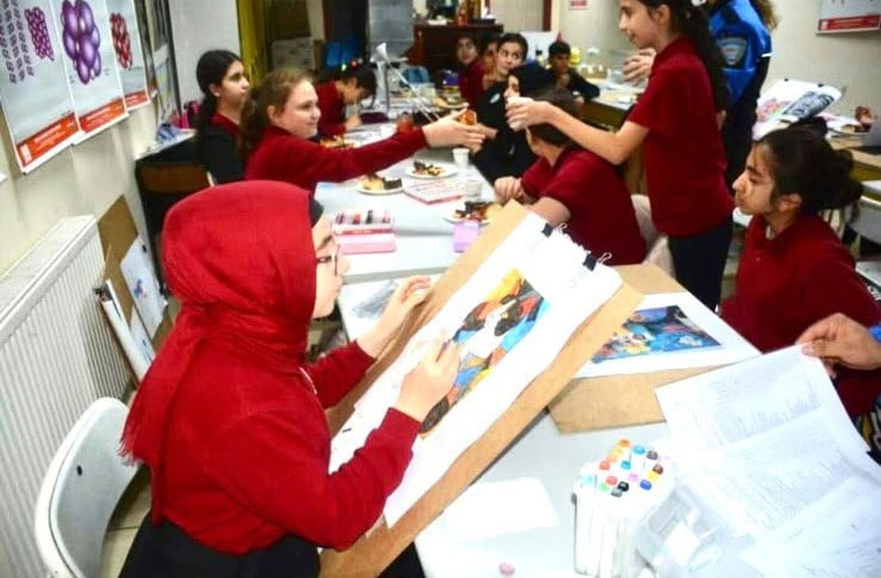 POLİS DESTEĞİYLE DÜZENLENEN RESİM KURSUNU TAMAMLAYAN 20 ÖĞRENCİ SERTİFİKALARINI ALDI