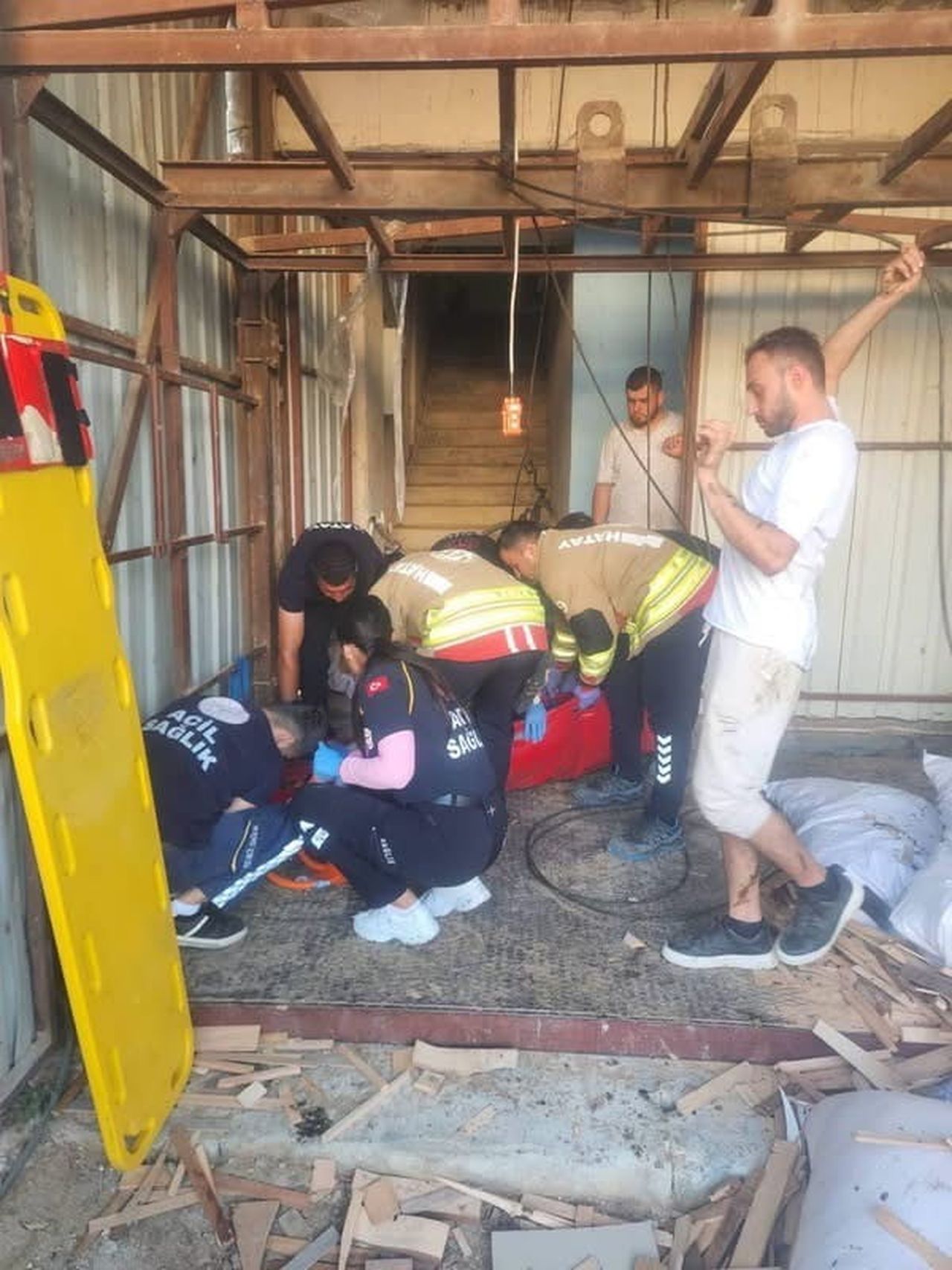 ANTAKYA GÜZELBURÇ MAHALLESİ’NDE YÜK ASANSÖRÜNÜN DÜŞMESİ SONUCU MEYDANA GELEN İŞ KAZASI VE...
