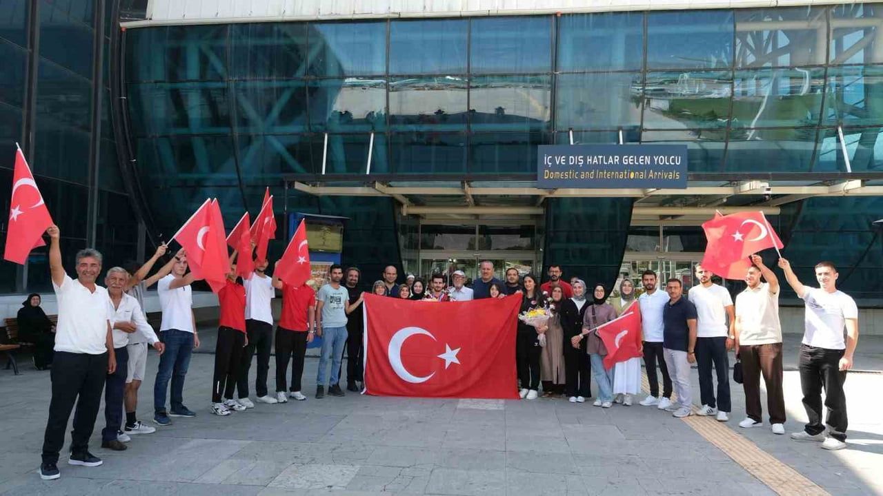 AVRUPA ÜÇÜNCÜSÜ AFAL ERZİNCAN'DA COŞKUYLA KARŞILANDI