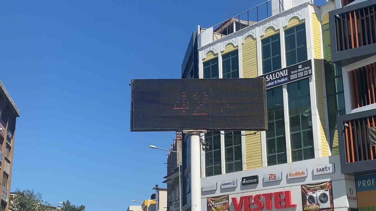 BALIKESİR’İN EDREMİT KÖRFEZİ’NDE BULUNAN YAZLIK İLÇELERDE ETKİLİ OLAN SICAK HAVA VATANDAŞLARI...