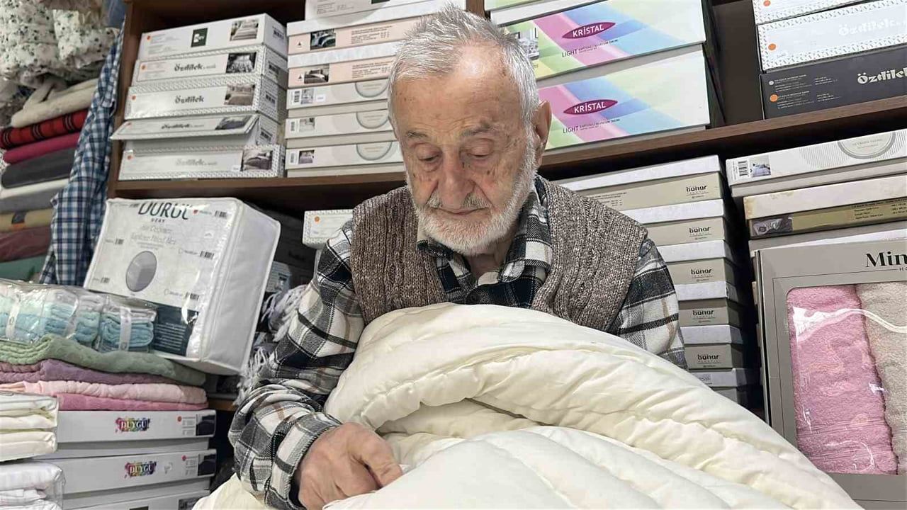 SAKARYA'NIN SAPANCA İLÇESİNDE YAŞAYAN 93 YAŞINDAKİ SELAHATTİN DAYAL, ASKERLİK GÖREVİ SIRASINDA...