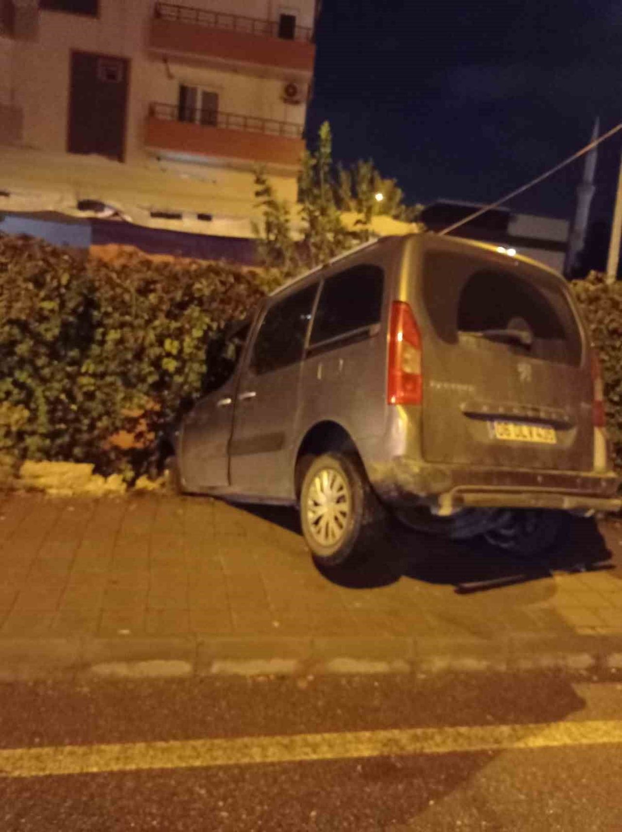 BATMAN’DA OTOMOBİLLE ÇARPIŞAN HAFİF TİCARİ ARAÇ, KONTROLDEN ÇIKARAK BİR EVİN BAHÇE DUVARINA...