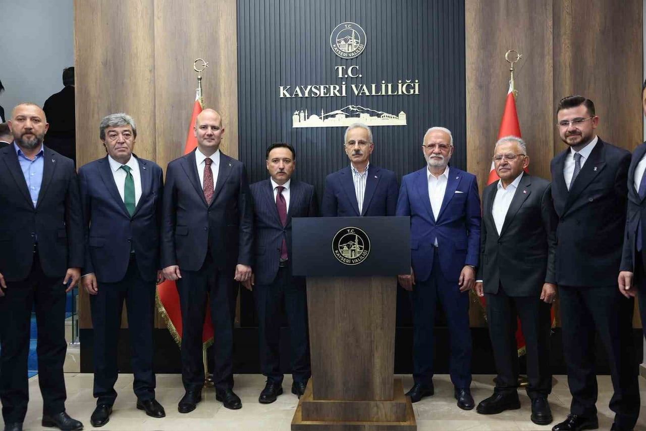 BİR DİZİ PROGRAM VE AÇILIŞA KATILMAK ÜZERE KAYSERİ’YE GELEN ULAŞTIRMA VE ALTYAPI BAKANI ABDULKADİR...