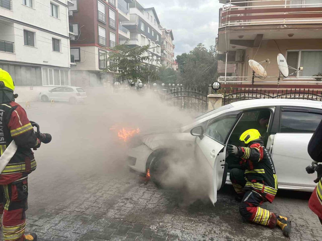 BALIKESİR’İN BURHANİYE İLÇESİNDE CADDE ÜZERİNDE ANİDEN ALEV ALAN OTOMOBİL, İTFAİYE EKİPLERİNİN...