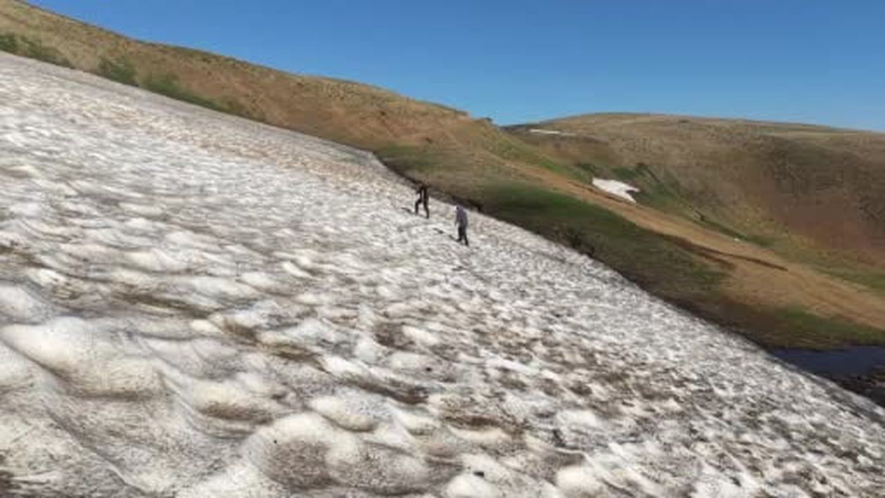 Doğaseverler kamp yaptıkları Kurtik Dağında buzul göleti keşfetti