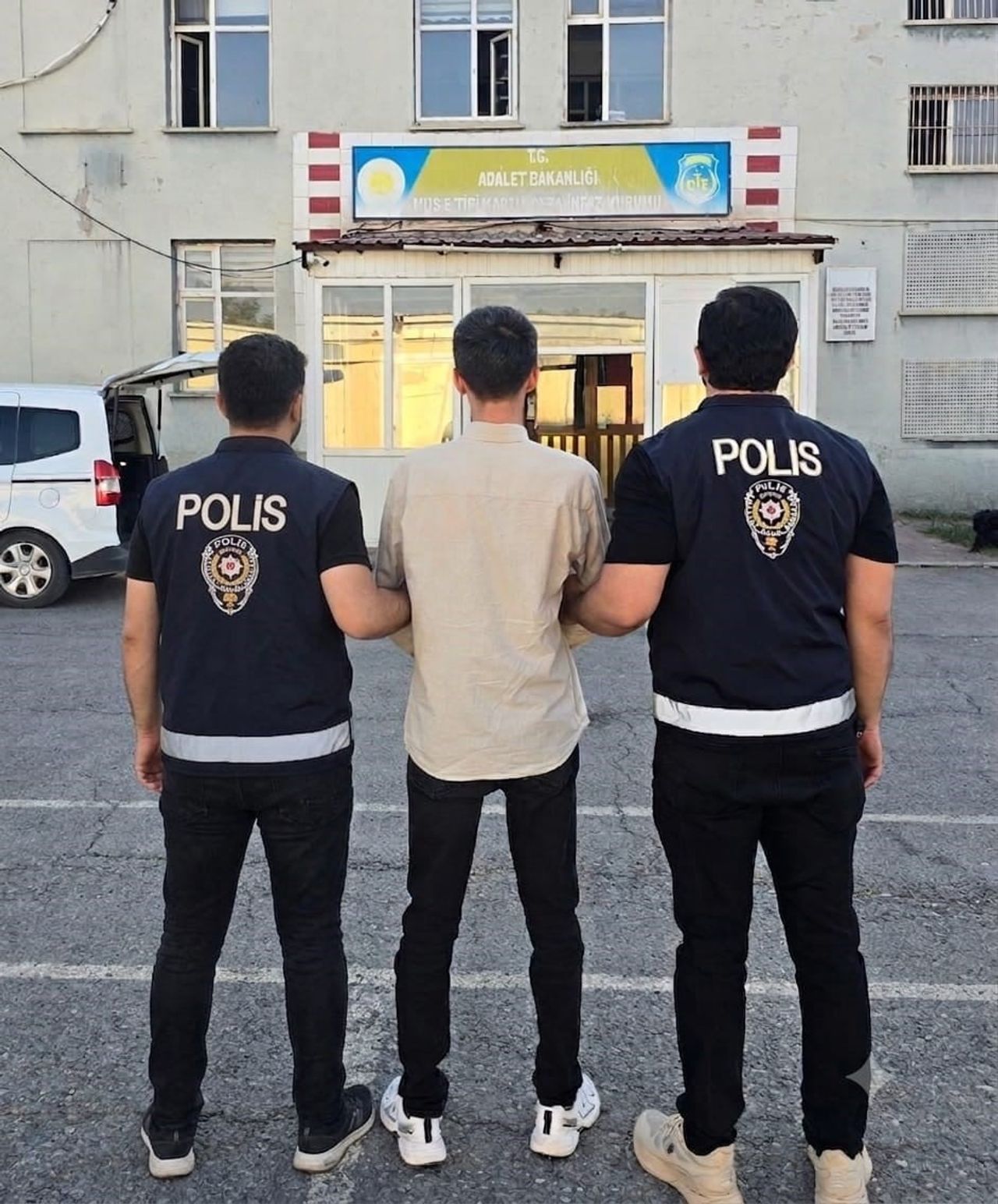 MUŞ'TA HAKKINDA FARKLI SUÇLARDAN KESİNLEŞMİŞ TOPLAM 8 YIL 3 AY HAPİS CEZASI BULUNAN HÜKÜMLÜ, POLİS...