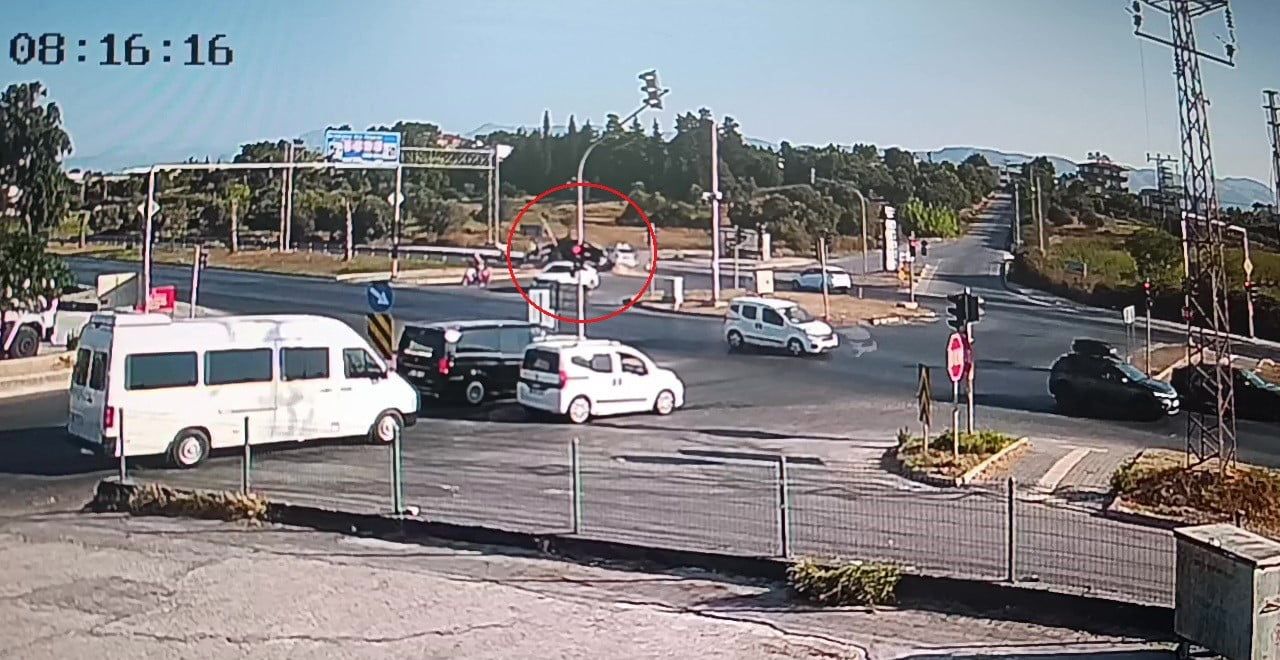 GÜVENLİK KAMERASINA SANİYE SANİYE YANSIYAN KAZADA 1 KİŞİ YARALANDI