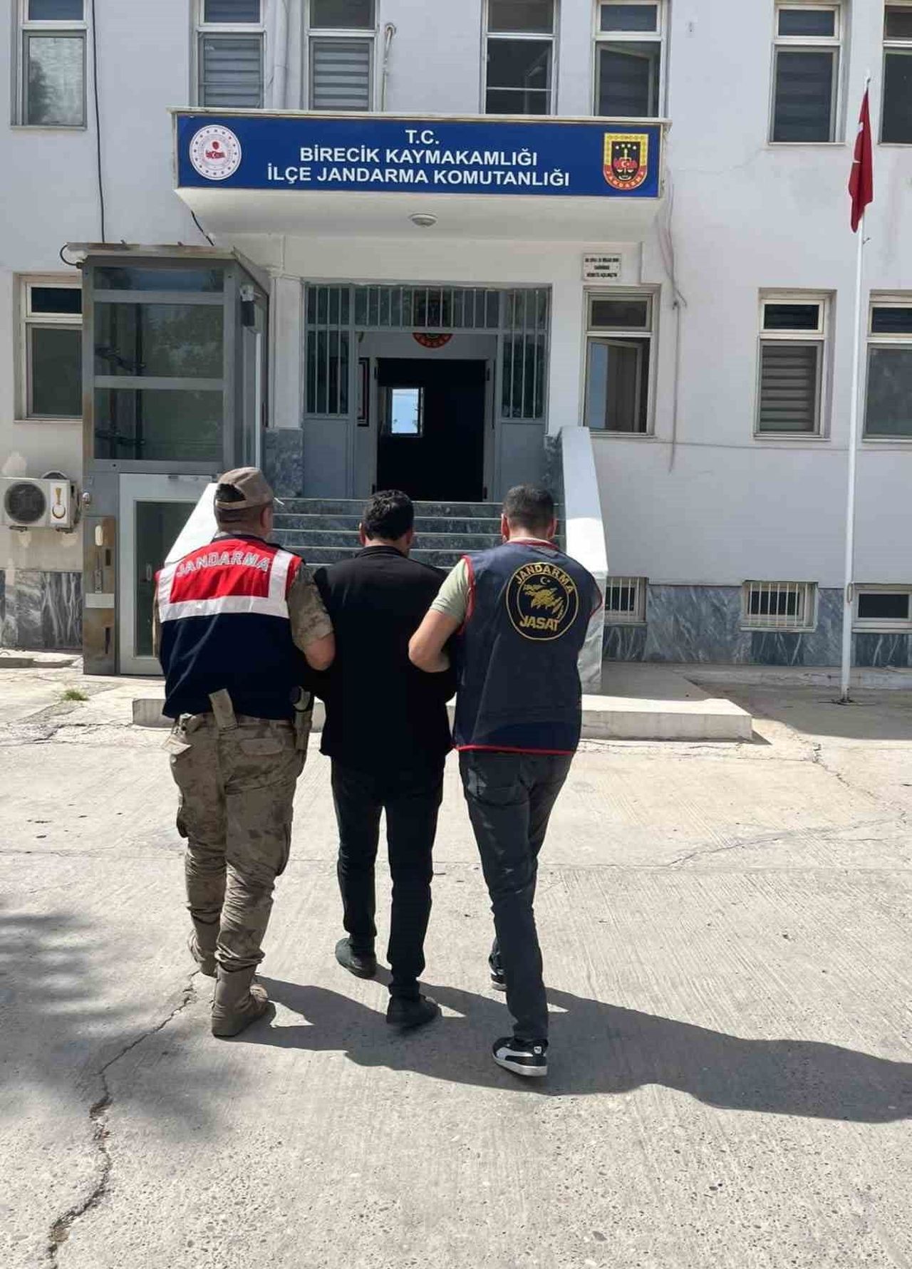 ŞANLIURFA'DA UYUŞTURUCU TİCARETİNDEN HÜKÜMLÜ KİŞİ YAKALANDI