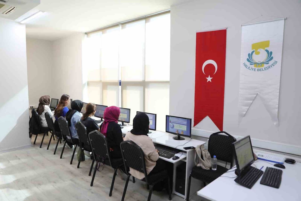 HALİLİYE BELEDİYESİ'NDEN GENÇLERE KLAVYE EĞİTİMİ