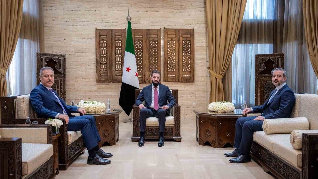 DIŞİŞLERİ BAKANI HAKAN FİDAN, SURİYE DEVLET BAŞKANI AHMED EŞ-ŞARA VE ESAD HASAN ŞEYBANİ
