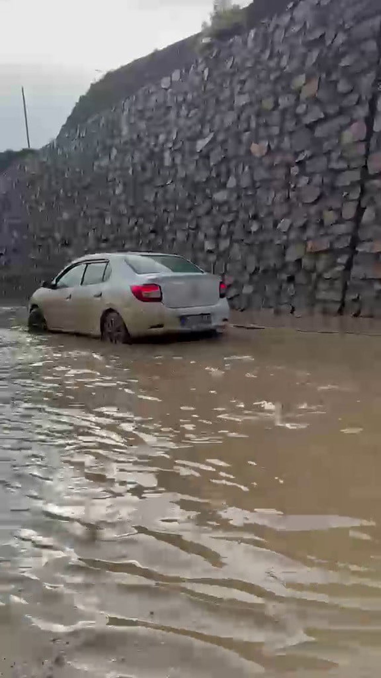 ERZURUM-ARTVİN KARAYOLU UZUNDERE MEVKİİNDE ETKİLİ OLAN ŞİDDETLİ SAĞANAK VE DOLU YAĞIŞI, BÖLGEDE...