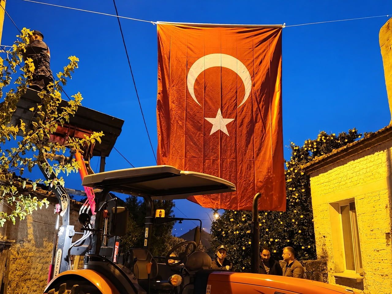 ŞEHİDİN EVİNE TÜRK BAYRAKLARI ASILDI