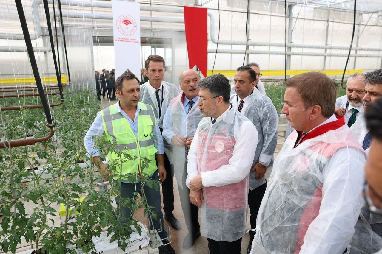 BAKAN YUMAKLI, ERZİNCAN'DAKİ JEOTERMAL SERA ALANINI İNCELEDİ