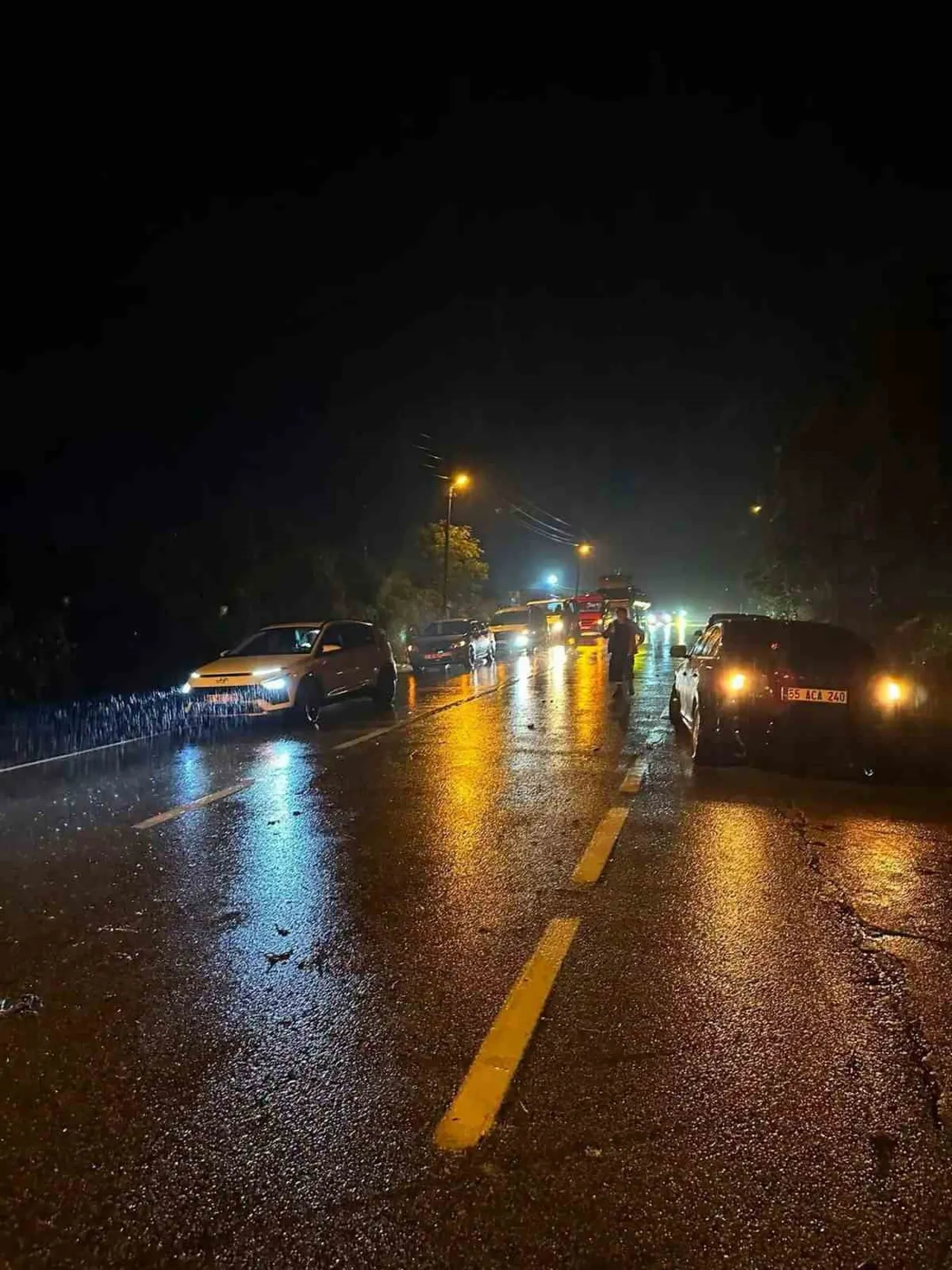 YOLUN AÇILMASINI BEKLEYEN ARAÇLAR