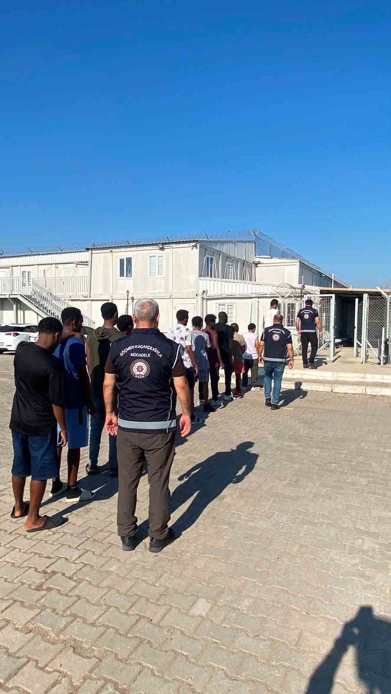 AYDIN’IN EFELER İLÇESİNDE GERÇEKLEŞTİRİLEN GÖÇMEN KAÇAKÇILIĞI OPERASYONUNDA, YASA DIŞI YOLLARLA...
