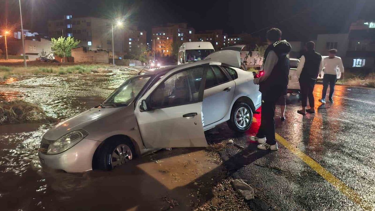 ADIYAMAN’IN KAHTA İLÇESİNDE ANİDEN BASTIRAN SAĞANAK YAĞIŞ CADDE VE SOKAKLARI GÖLE ÇEVİRDİ. SEL...