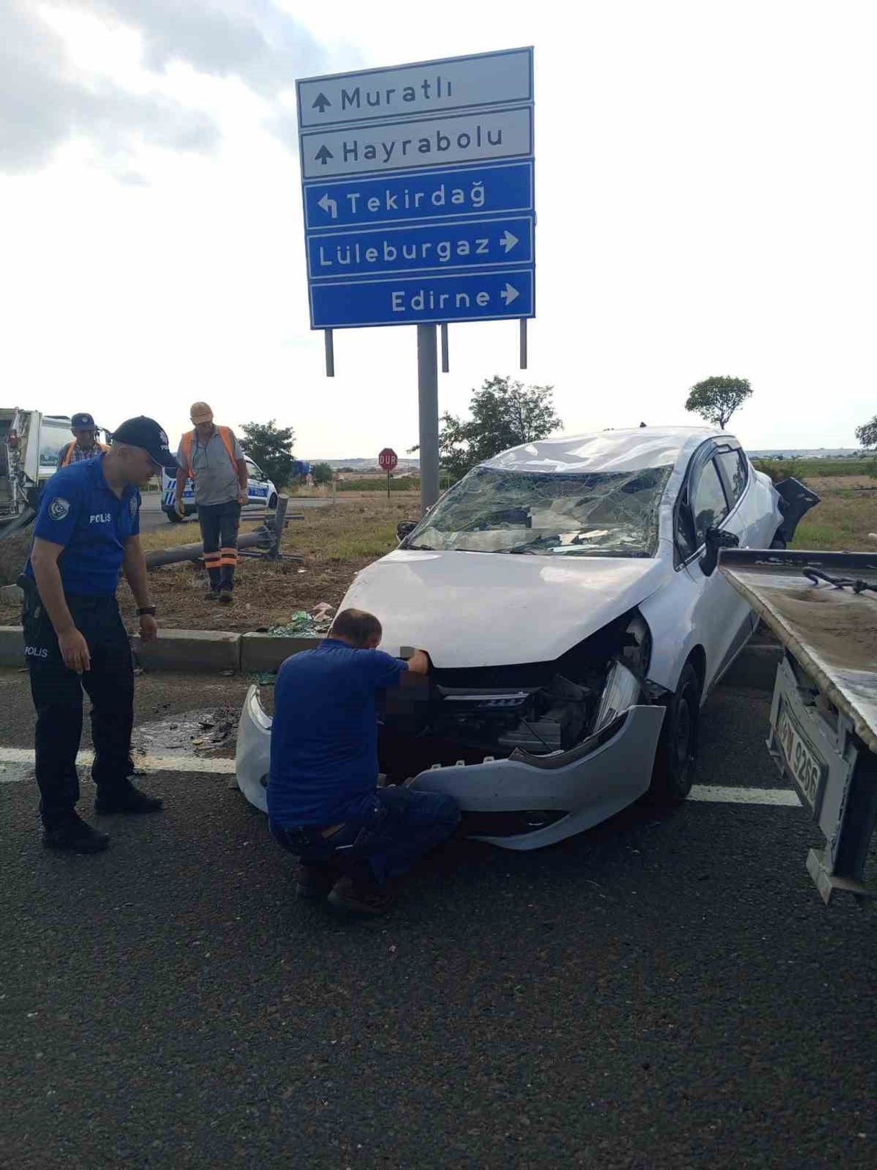 OTOMOBİLDE SÜRÜCÜ ÖZKAN Y. İLE ARAÇTA YOLCU OLARAK BULUNAN BİR KİŞİ YARALANDI.