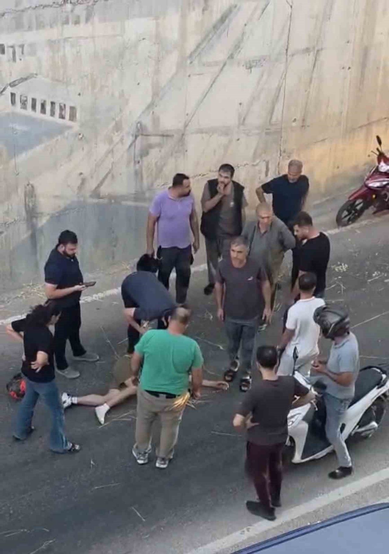 ADIYAMAN’DA, BARİYERLERE ÇARPTIKTAN SONRA MOTOSİKLETTEN FIRLAYARAK KARAYOLUNDAN ALT GEÇİTTE DÜŞEN...