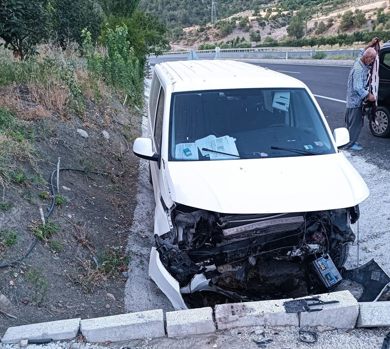 ADIYAMAN’DA SU MENFEZİNE ÇARPAN ARACIN SÜRÜCÜSÜ YARALANDI.