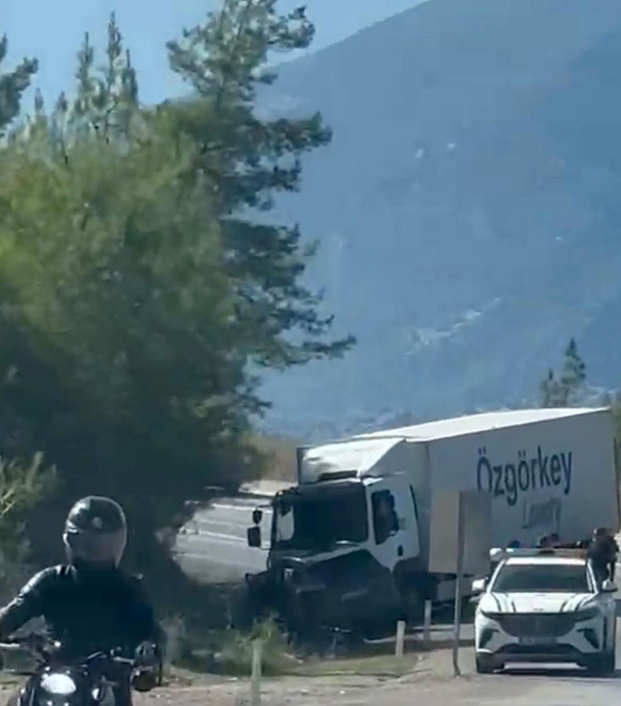 ANTALYA'NIN KUMLUCA İLÇESİNDE MEYDANA GELEN TRAFİK KAZASIN CİP İLE KAMYON KAFA KAFAYA ÇARPIŞTI....