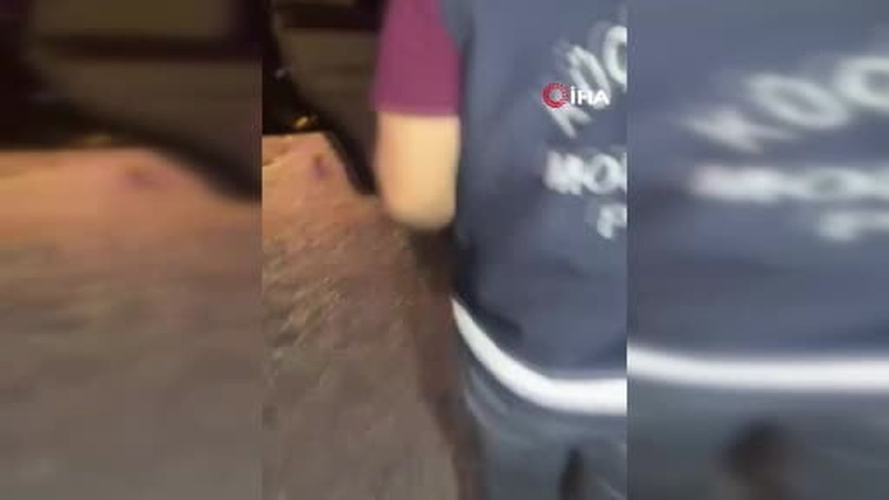 Küçükçekmece’de şüphe üzerine durdurulan araçtan silah ve çakar sistemi çıktı
