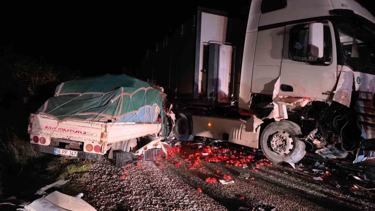 TIR İLE KAMYONET KAFA KAFAYA ÇARPIŞTI : 2 AĞIR YARALI