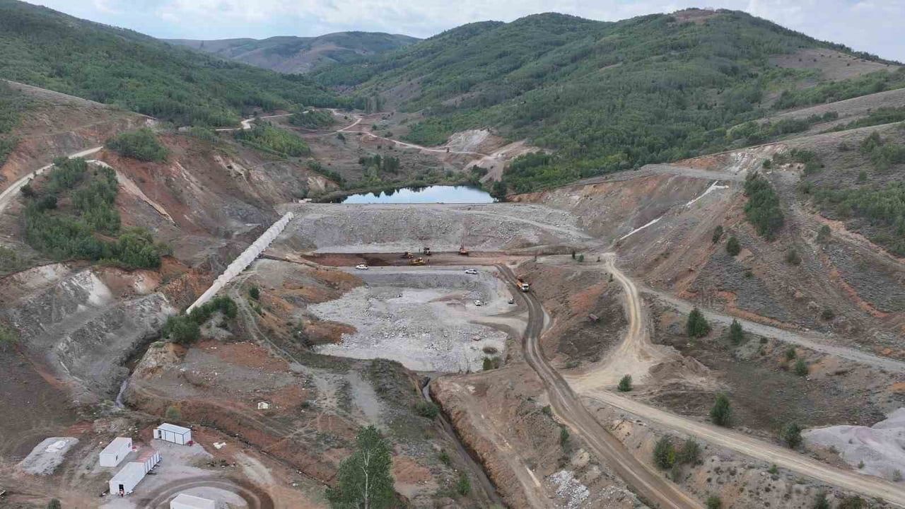 BAYBURT PETEKLİ GÖLETİ’NDE GÖVDE DOLGU ÇALIŞMALARI SÜRÜYOR