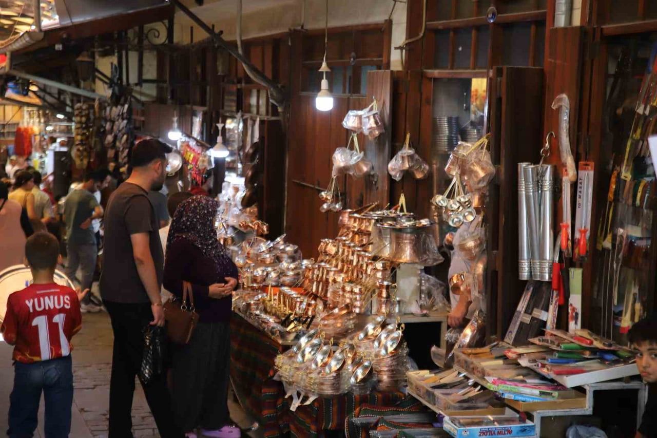 GAZİANTEP’TE HAVA SICAKLIĞININ YÜKSEK OLMASINA RAĞMEN KENTİN TARİHİ VE TURİSTİK NOKTALARINDAN...