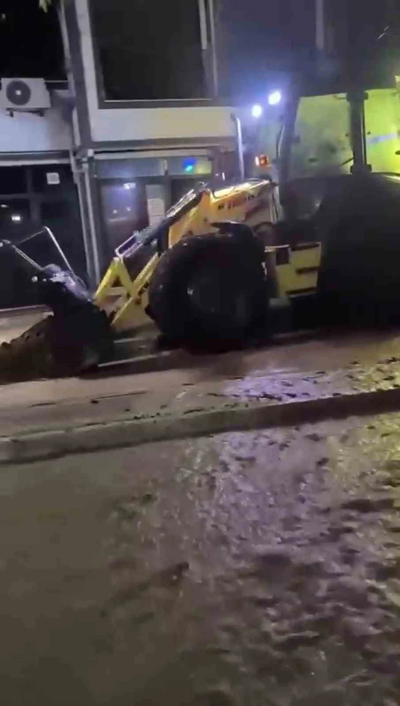 YALOVA’NIN ARMUTLU İLÇESİNDE ETKİLİ OLAN SAĞANAK NEDENİYLE BAZI YOLLAR SUYLA KAPLANIRKEN, VALİLİK...
