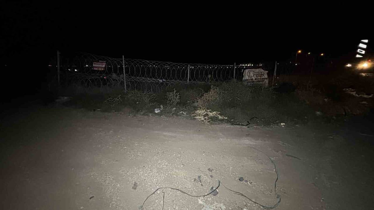 ADANA'DA OTOYOL KENARINDA ERKEK CESEDİ BULUNDU.