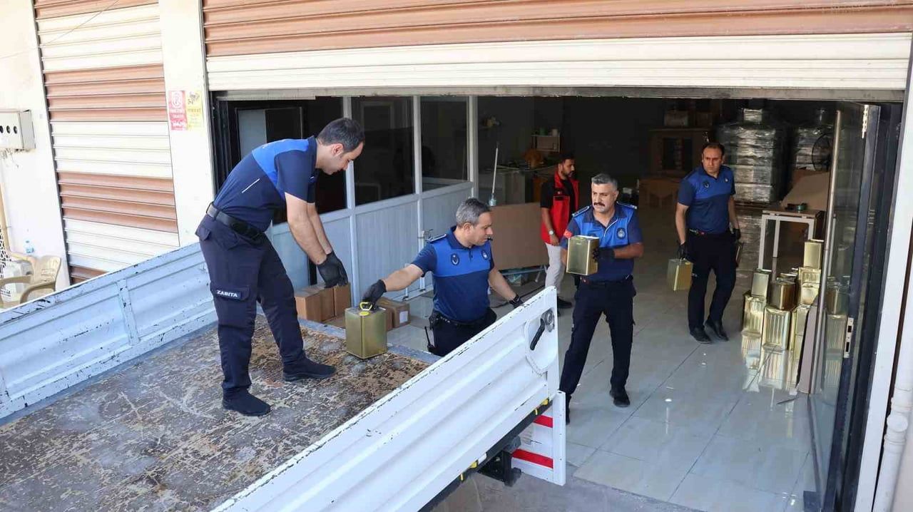 ZABITA EKİPLERİ, VATANDAŞLARIN SAĞLIĞINI RİSKE ATABİLECEK ÜRÜNLERİN PİYASAYA SUNULMASININ ÖNÜNE...