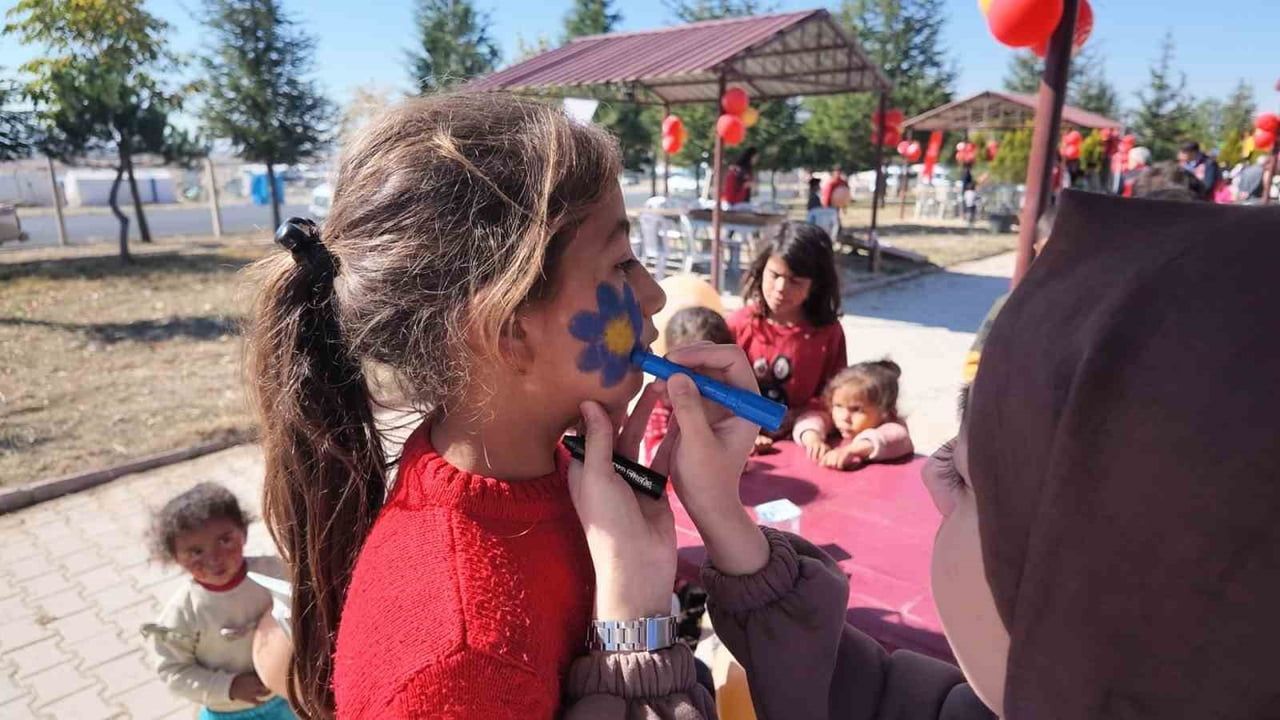 RENKLİ GÖRÜNTÜLERE SAHNE OLAN ETKİNLİKTE ÇOCUKLAR OYUNLAR VE ÇEŞİTLİ AKTİVİTELERLE DOYASIYA...