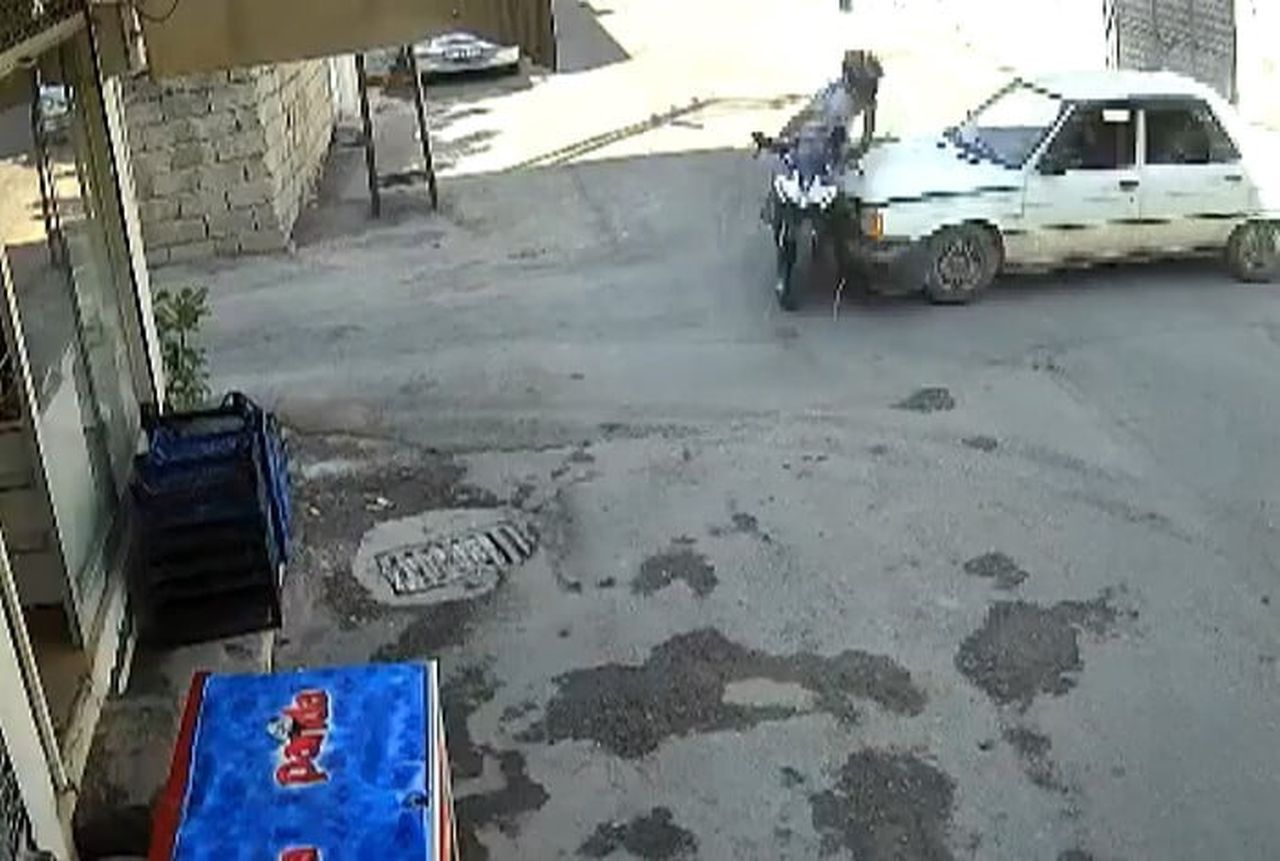 ADIYAMAN'DA MOTOSİKLET İLE OTOMOBİLİN ÇARPIŞTIĞI KAZADA MOTOSİKLET SÜRÜCÜSÜ METRELERCE HAVAYA...