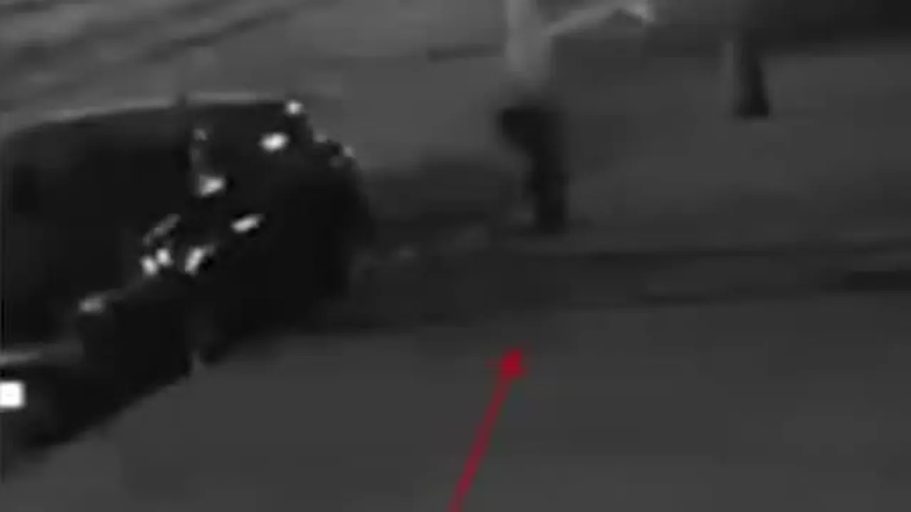 Bağcılar'da işyerine silahlı saldırı kamerada: 2 şüpheli kısa sürede yakalandı
