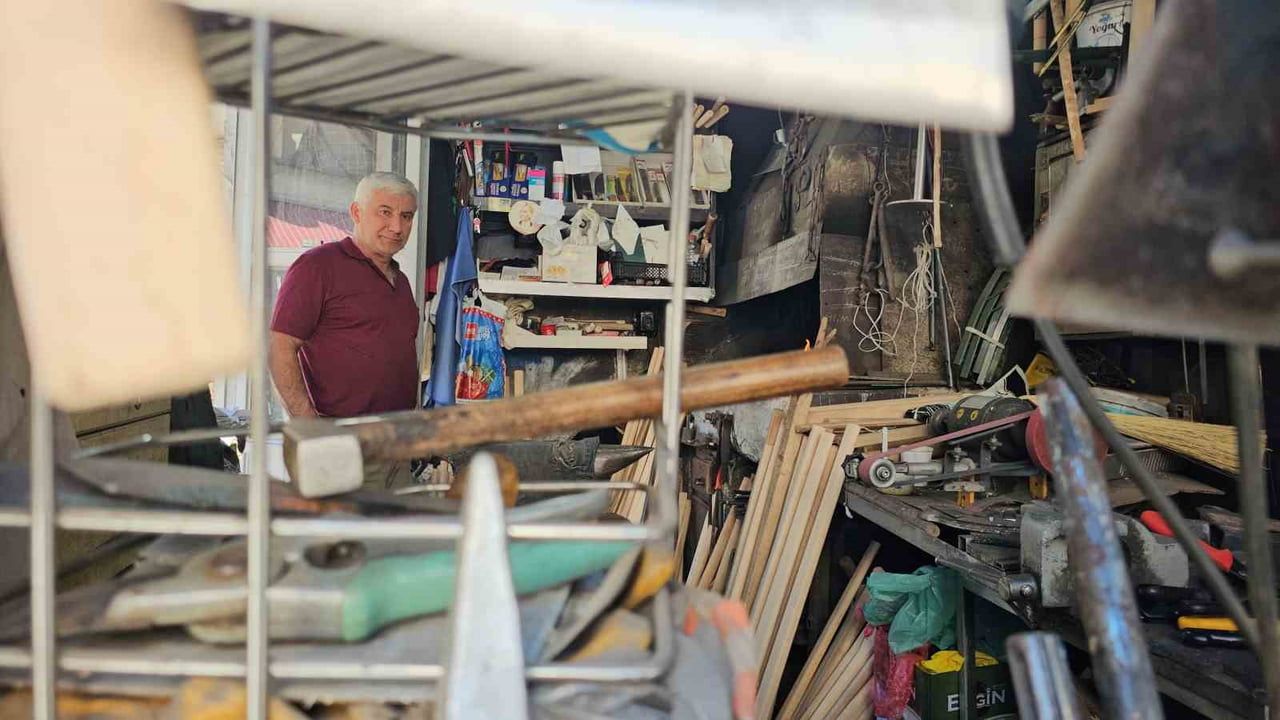 ZONGULDAK'IN DEVREK İLÇESİNDE YARIM ASIRDIR DEMİRCİLİK YAPAN RIZA ULUKOZ, MESLEĞİ DEVREDECEK ÇIRAK...