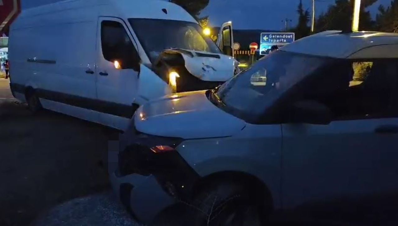 ISPARTA'NIN YALVAÇ İLÇESİNDE TİCARİ ARAÇ İLE HAFİF TİCARİ ARACIN ÇARPIŞMASI SONUCU MEYDANA GELEN...