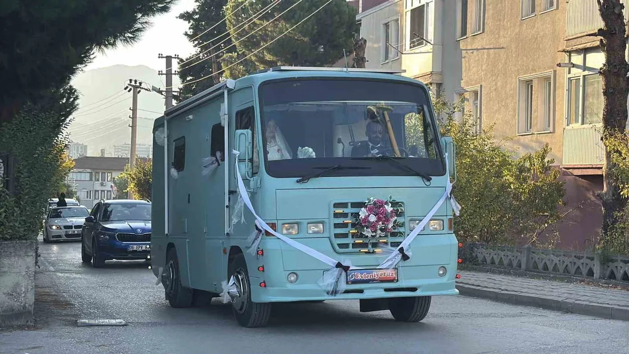 KARABÜK’TE DÜNYAEVİNE GİREN MÜCAHİT GÜLLER, EŞİNİN 15 YILLIK KARAVAN HAYALİNİ 3 YILDA KENDİ...