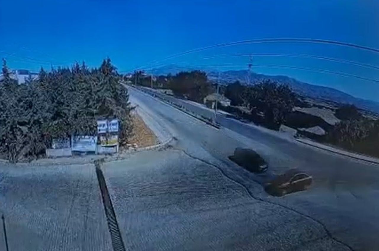 ELAZIĞ’DA 2 KİŞİNİN ÖLDÜĞÜ, 2 KİŞİNİN DE AĞIR YARALANDIĞI TRAFİK KAZASININ GÜVENLİK KAMERASI...