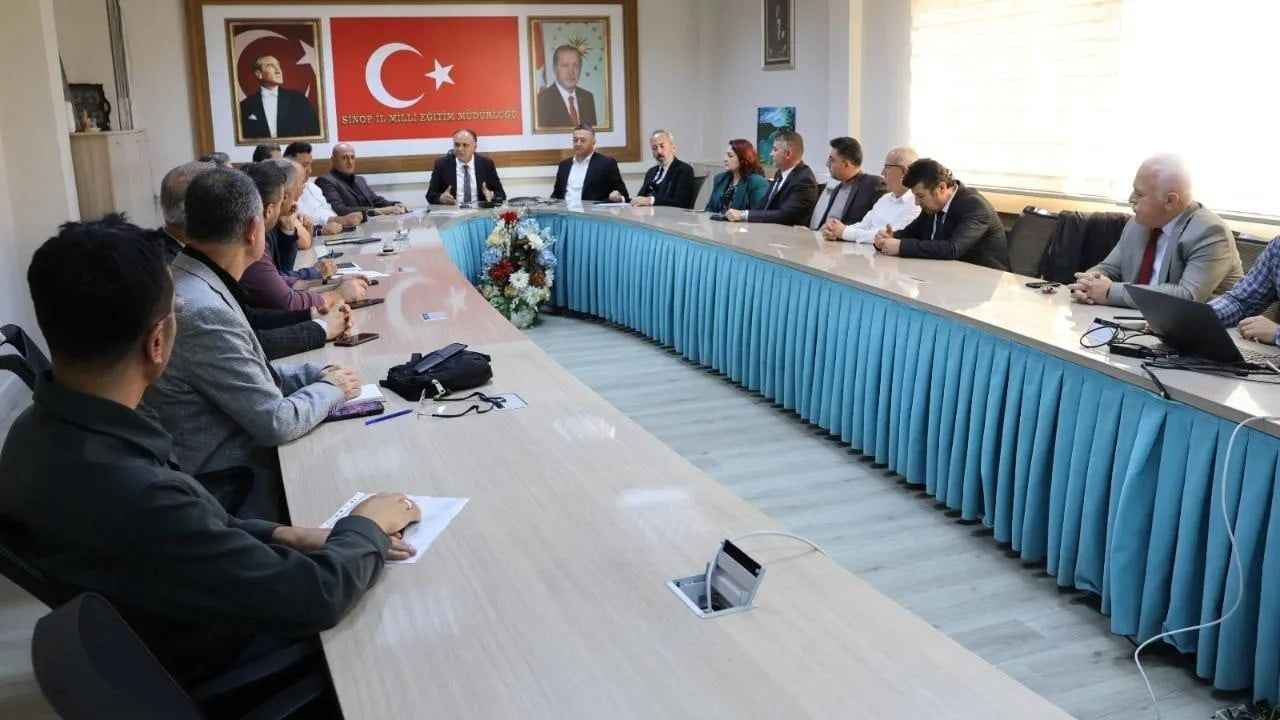 SİNOP İL MİLLÎ EĞİTİM MÜDÜRÜ OSMAN CEBECİ BAŞKANLIĞINDA YAPILAN TOPLANTIDA SİNOP'TA OYUN TEMELLİ...