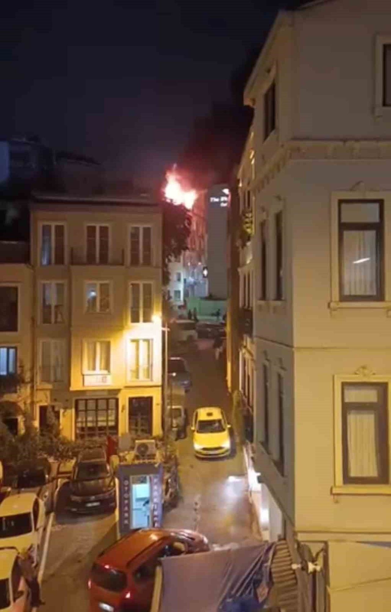 BEYOĞLU’NDA 6 KATLI BİNANIN ÇATISINDA KORKUTAN YANGIN