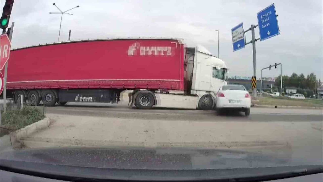 AMASYA’NIN SULUOVA İLÇESİNDE KIRMIZI IŞIKTA KAVŞAĞA DALAN TIR OTOMOBİLE ÇARPTI. TIRIN ÖN KISMINDAN...