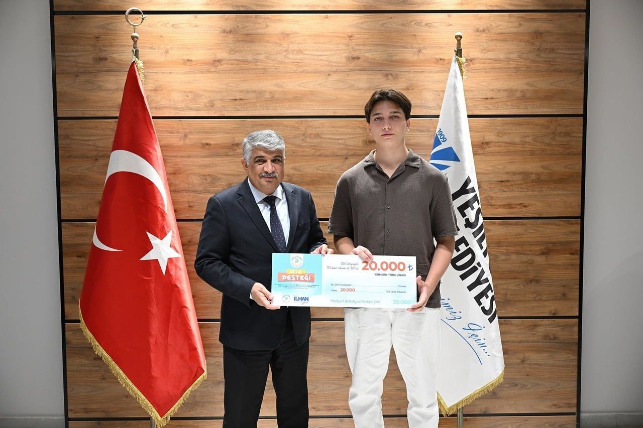 YEŞİLYURT BELEDİYESİ’NDEN YKS DERECESİ YAPAN 31 ÖĞRENCİYE BAŞARI ÖDÜLÜ