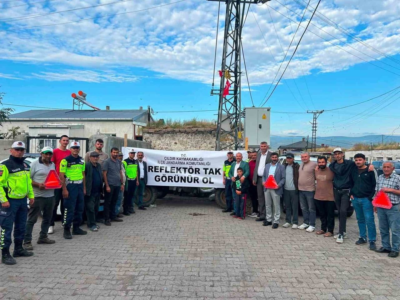 ÇILDIR İLÇE JANDARMA TRAFİK EKİPLERİ TARAFINDAN AŞIKŞENLİK MAHALLESİNDE TRAKTÖR SAHİPLERİ VE...