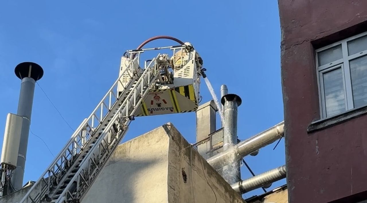 BEYOĞLU’NDA 6 KATLI RESTORANDA YANGIN ÇIKTI. YANGIN, İTFAİYE EKİPLERİNİN MÜDAHALESİYLE BÜYÜMEDEN...