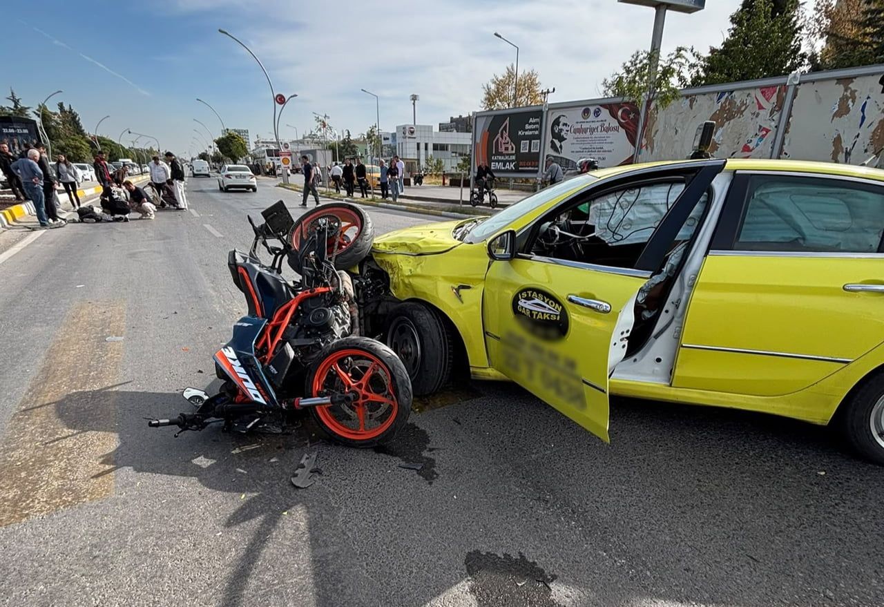 EDİRNE’DE TİCARİ TAKSİ İLE MOTOSİKLETİN ÇARPIŞMASI SONUCU MEYDANA GELEN KAZADA 2 KİŞİ...