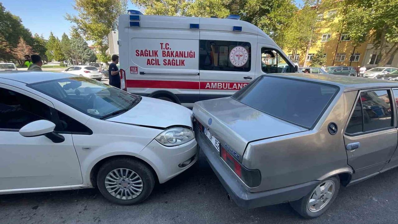 KARAMAN'DA BİR OTOMOBİLİN PARK HALİNDEKİ ARAÇLARA ÇARPMASI SONUCU MEYDANA GELEN KAZADA 3 KİŞİ...