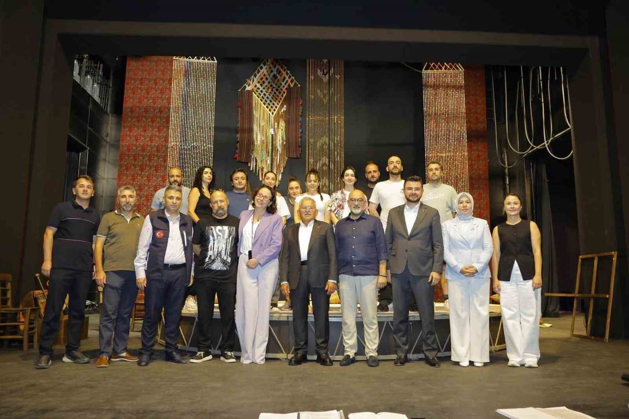 KAYSERİ BÜYÜKŞEHİR BELEDİYE BAŞKANI DR. MEMDUH BÜYÜKKILIÇ; KAYSERİ DEVLET TİYATROSU’NU ZİYARET...