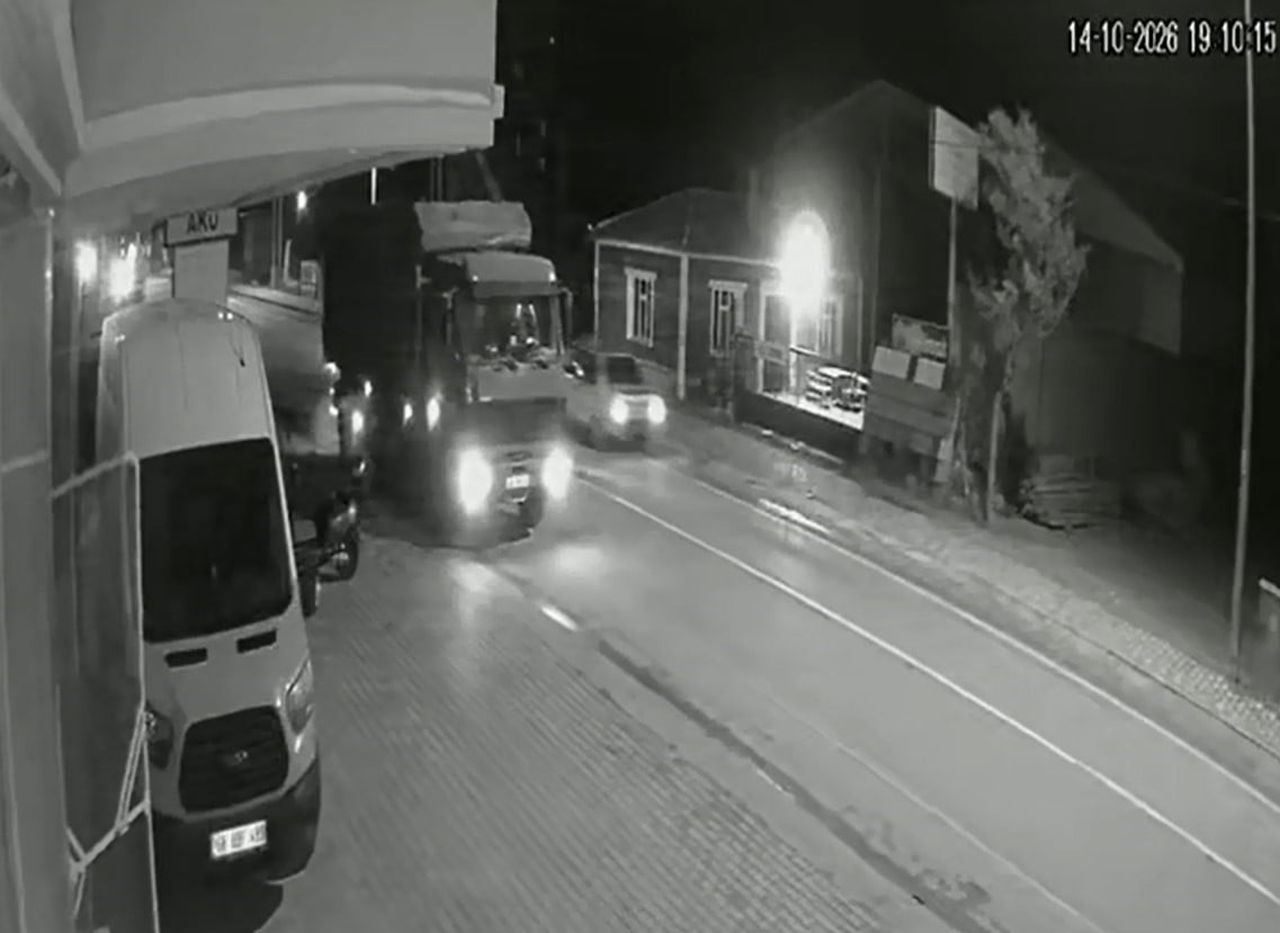 OTOMOBİL SÜRÜCÜSÜNÜN YARALANDIĞI KAZA ANI KAMERAYA YANSIDI