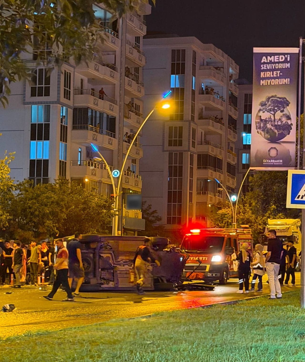 DİYARBAKIR’IN BAĞLAR İLÇESİNDE İKİ OTOMOBİLİN ÇARPIŞMASI SONUCU MEYDANA GELEN TRAFİK KAZASINDA 3...