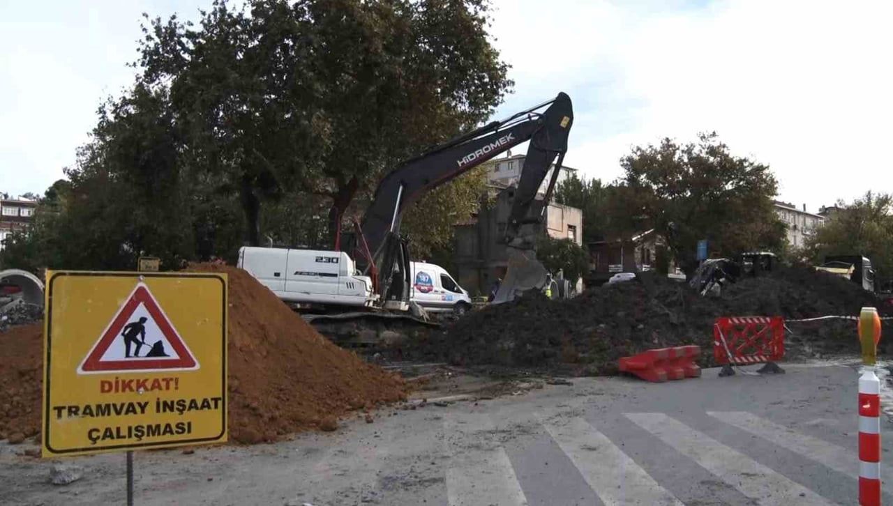 İSTANBUL EYÜPSULTAN'DA İSTANBUL SU VE KANALİZASYON İDARESİ (İSKİ) EKİPLERİNİN ALT YAPI ÇALIŞMASI...